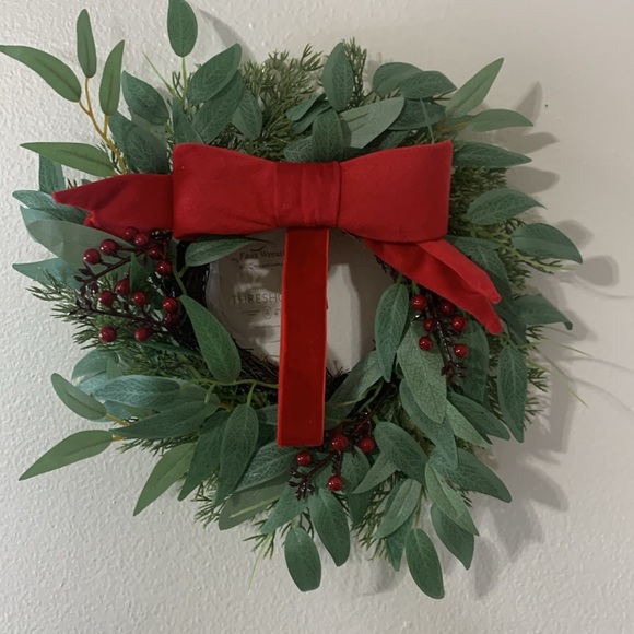 Threshold Faux Wreath Red Bow/Berrys Approximately 14 inches New - Picture 3 of 5